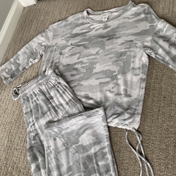 Rachel Zoe Lounge Set - Picture 3 of 16